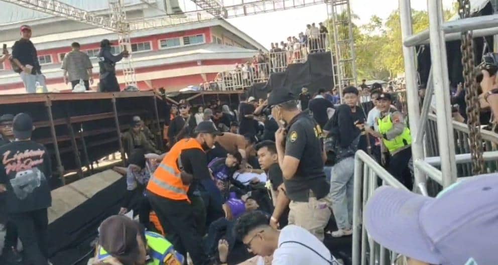 BREAKING: Tribun Penonton Ambruk di GOR Satria Purwokerto, Sejumlah Orang Terluka