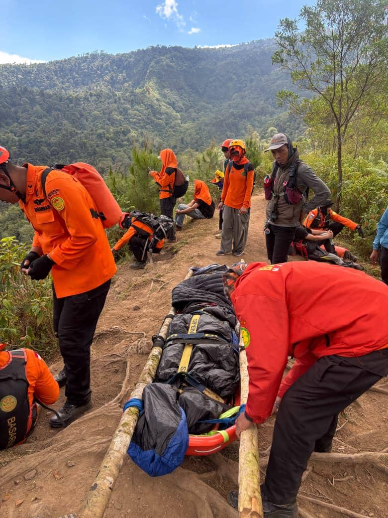 Tim Rescuer Basarnas Makassar mengevakuasi seorang pendaki yang mengalami cedera usai terjatuh dari hammock di Gunung Bulu Baria, Gowa, Sula