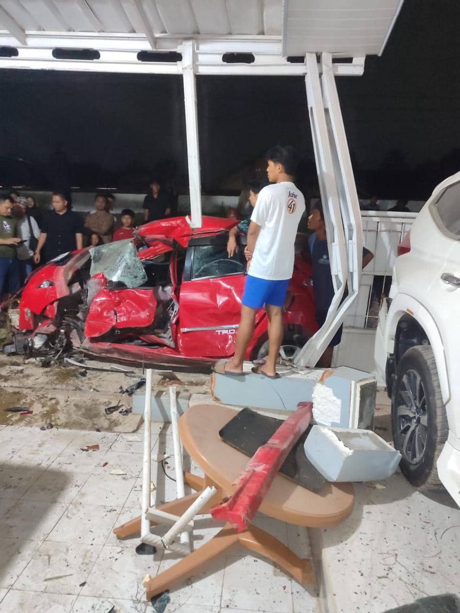 Mobil yang tertabrak KA di Lampung