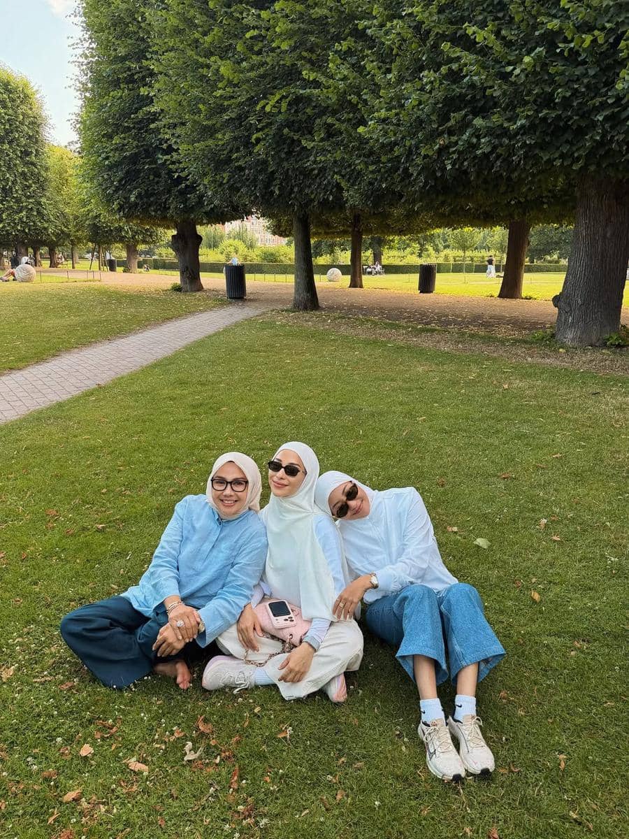 gaya Nikita Willy dan keluarga saat berlibur ke Denmar