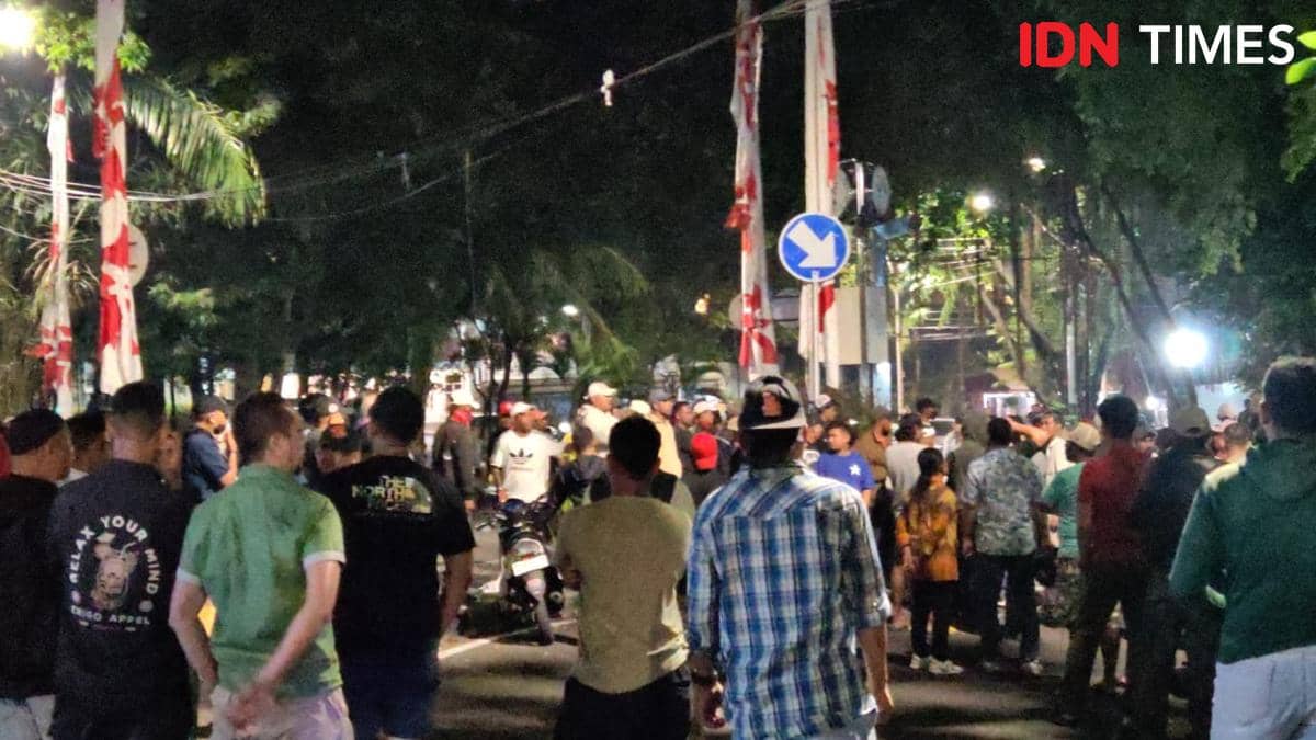 Puluhan Warga Datangi Polsek Menteng Imbas Bentrok di Jalan Tambak