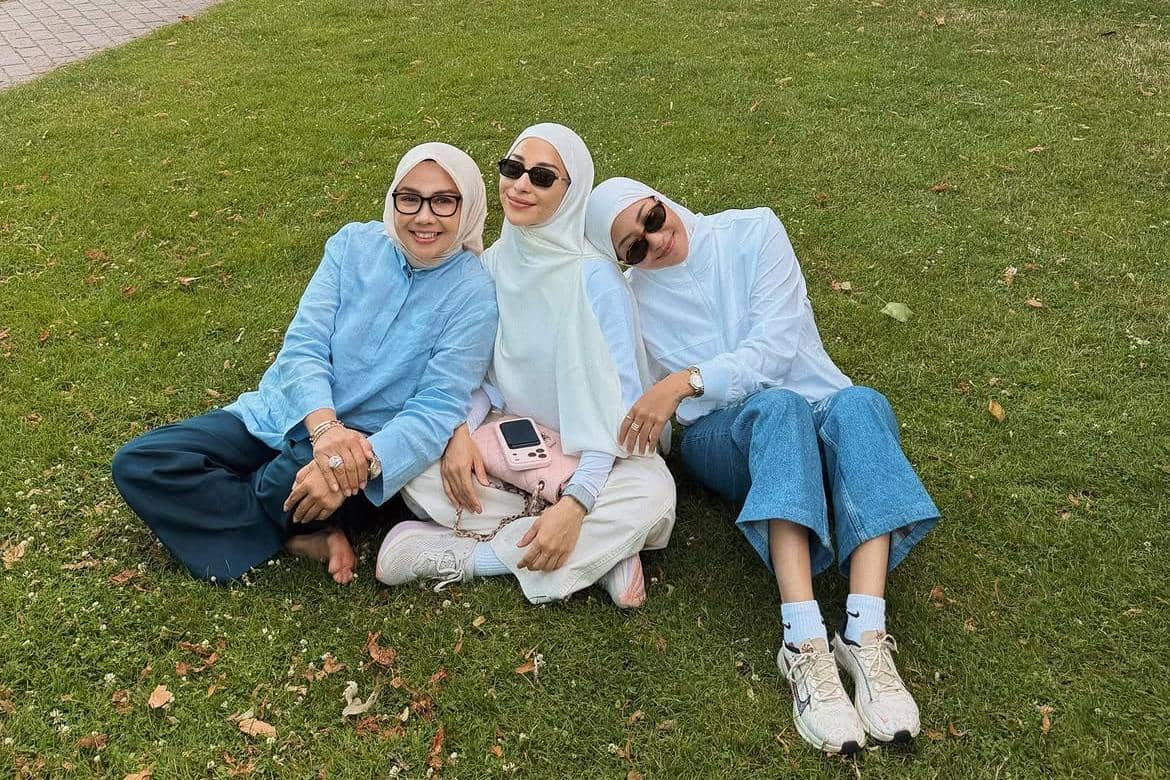 Gaya Nikita Willy dan Keluarga saat Berlibur ke Denmark, Serba Biru!
