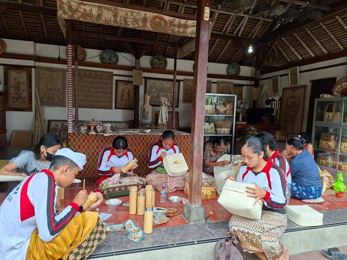 Lestarikan Seni Lukis Kamasan, SMADARA Dapat Penghargaan Inovasi