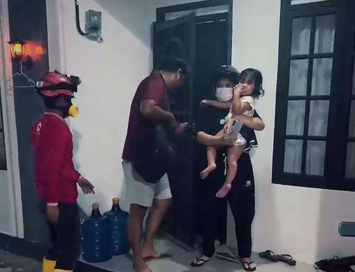 Karhutla Kepung Pemukiman di Kalbar, Warga Dievakuasi Tinggalkan Rumah
