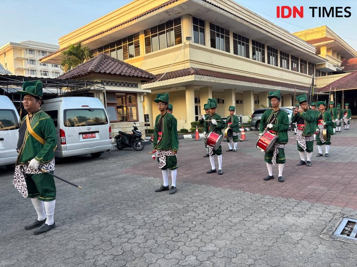 Pawai Pesona Budaya Sumatera Utara 2026 di kawasan Malioboro, Minggu (26/7/2026). (IDN Times/Herlambang Jati Kusumo)
