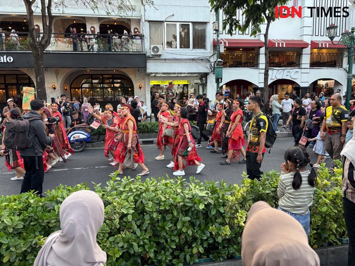 Pawai Pesona Budaya Sumatera Utara 2026 di kawasan Malioboro, Minggu (26/7/2026). (IDN Times/Herlambang Jati Kusumo)