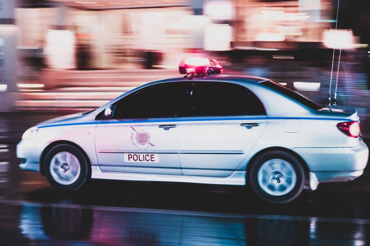 5 Alasan Kenapa Mobil Polisi Gunakan Lampu Rotator Warna Biru