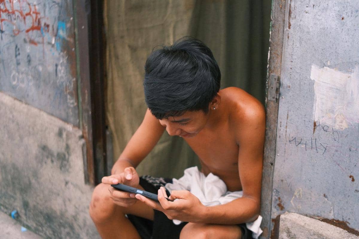 bermain smartphone