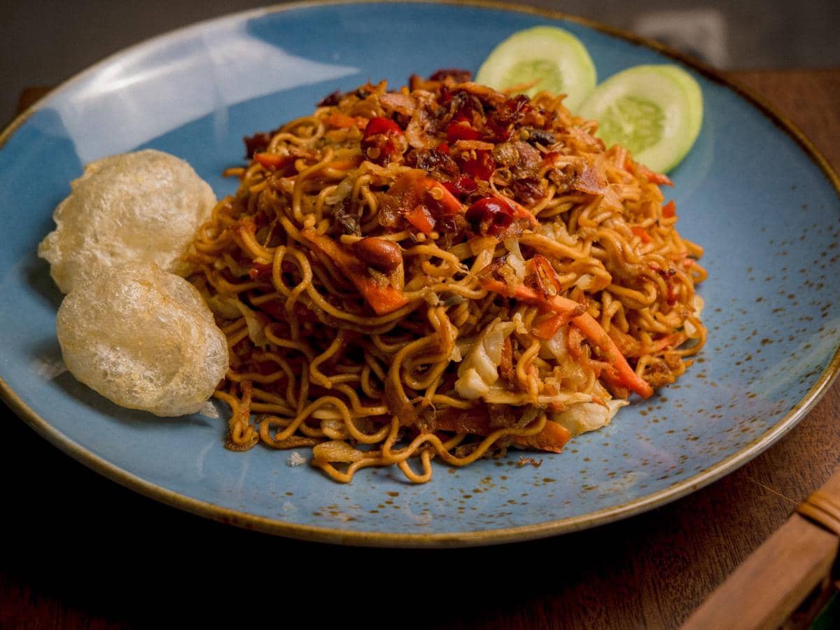 ilustrasi mi goreng pedas kampung