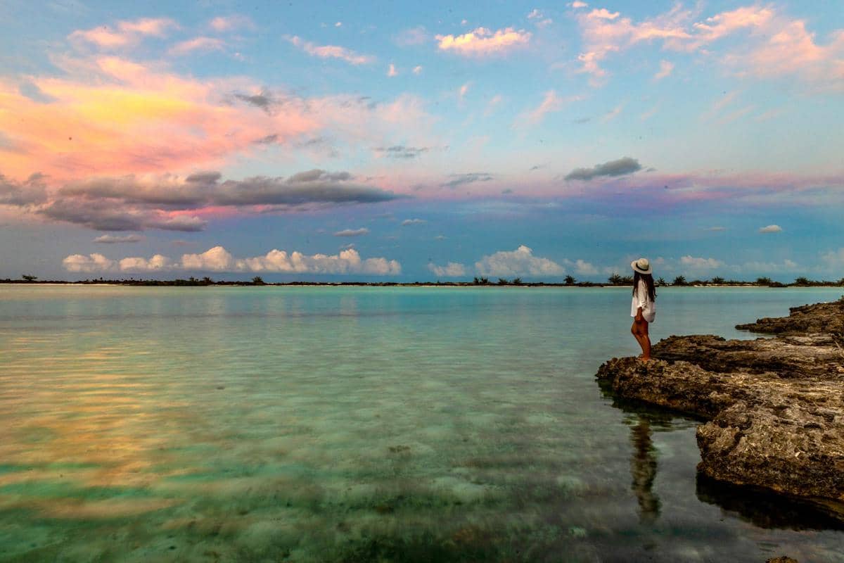 ilustrasi wanita menikmati sunset di Exuma