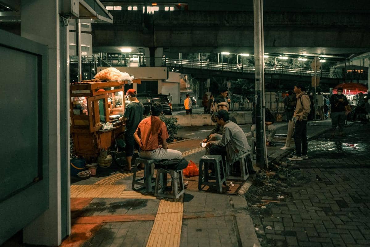 ilustrasi jajanan kaki lima dekat stasiun KRL di Jakarta