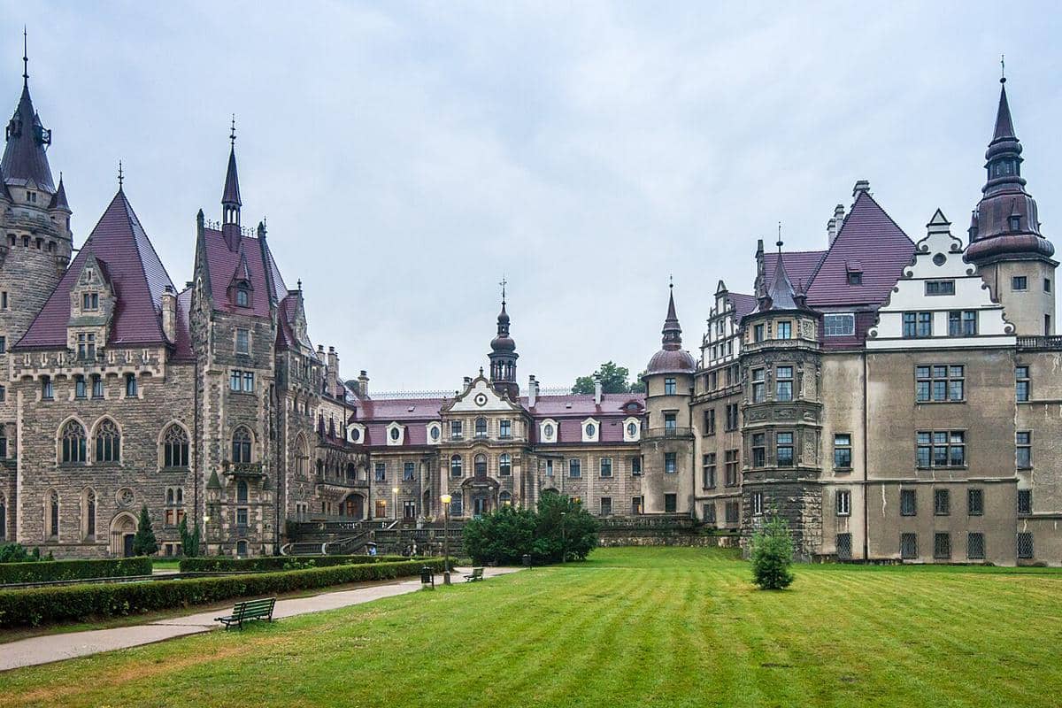 Kastil Moszna, Polandia