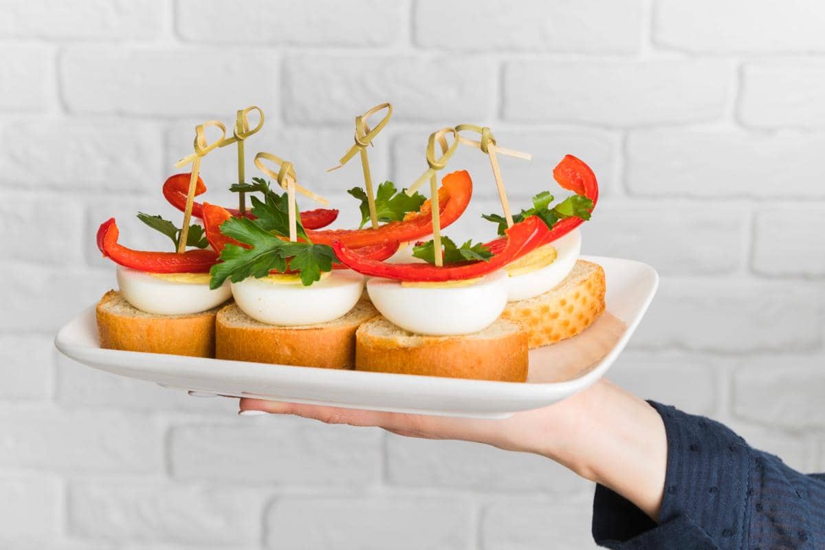 ilustrasi canapé roti dengan telur dan mayones