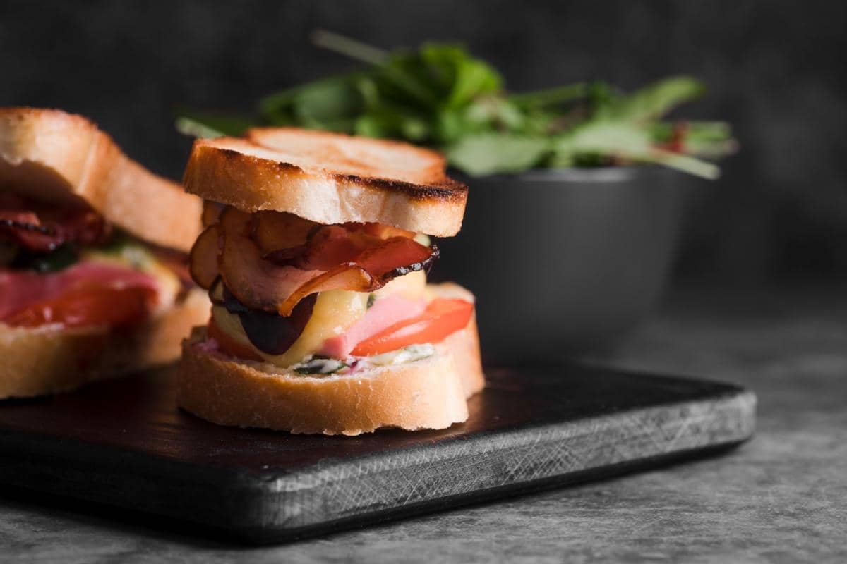 ilustrasi canapé roti dengan smoked beef dan keju