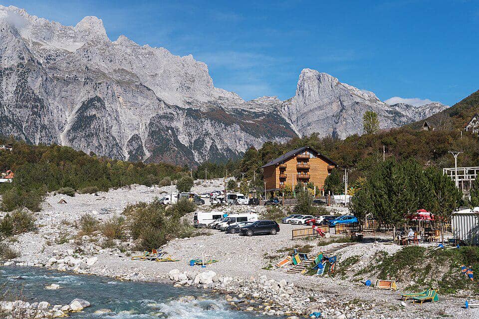 Desa Theth di Albania