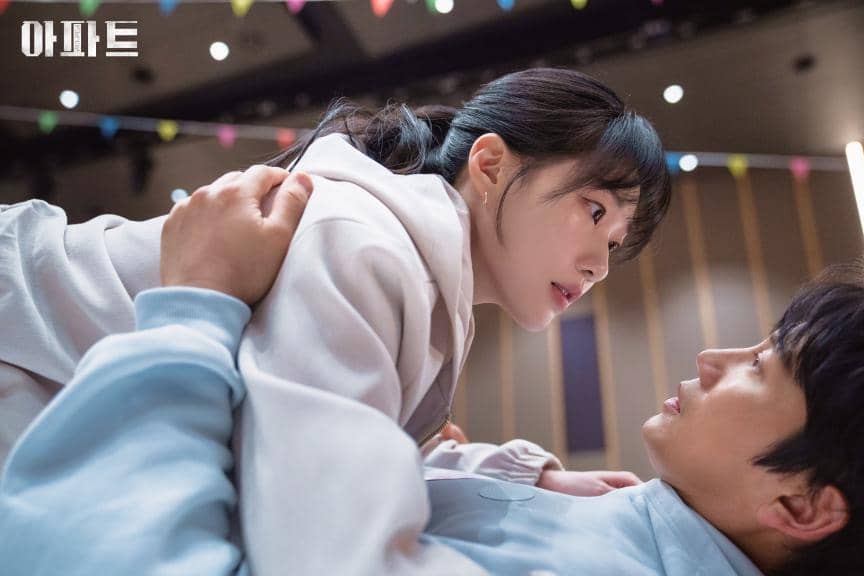 7 Tanda Kang Ha Ri Mulai Suka Park Hae Gang di The Apartment Job