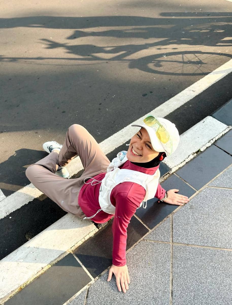 referensi outfit olahraga hijab ala Tantri Namirah 