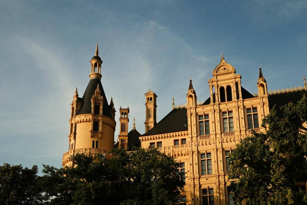 Kastil Schwerin di Jerman berdiri megah di tepi danau, dengan menara berarsitektur klasik di bawah langit cerah.