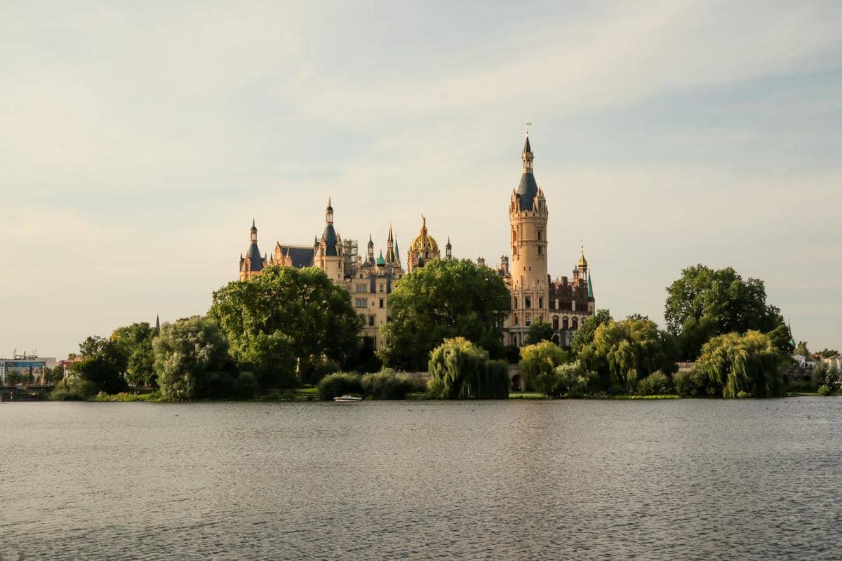 Kastil Schwerin di Jerman tampak megah dengan deretan menara dan bangunan berarsitektur klasik di sekelilingnya.