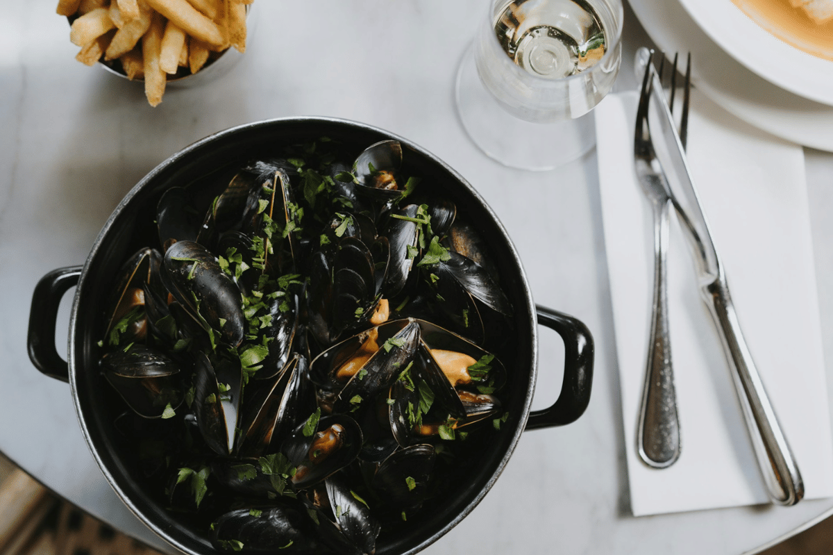 ilustrasi moules marinieres