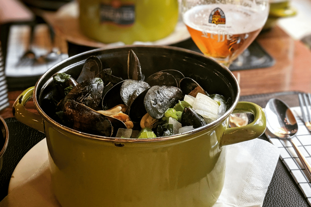 ilustrasi membuat moules marinieres