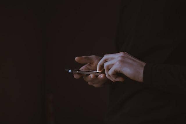 menggunakan smartphone untuk mendaftarkan nomor baru