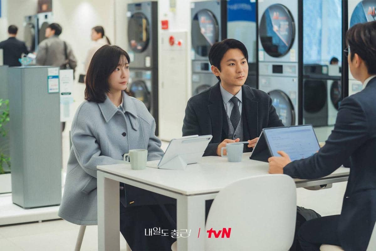 Cuplikan drama Korea See You at Work Tomorrow