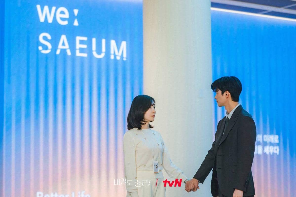 Cuplikan drama Korea See You at Work Tomorrow