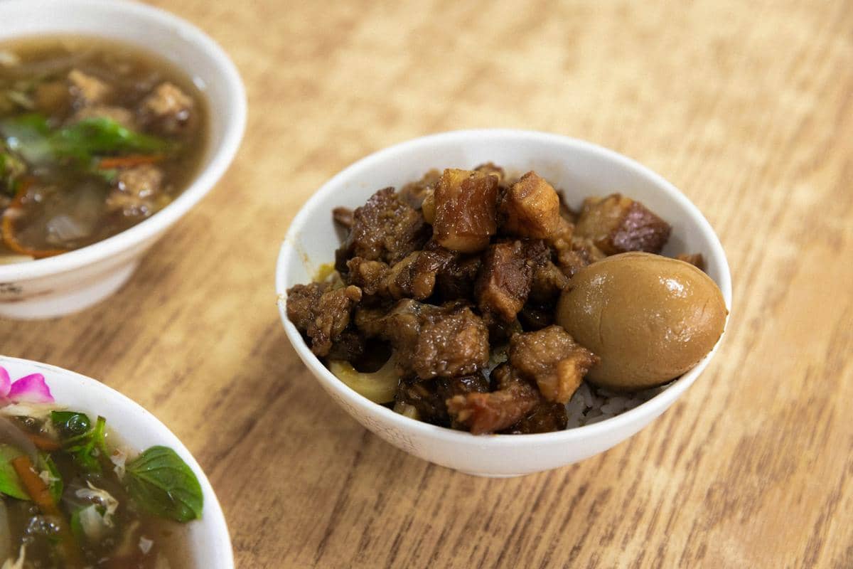 ilustrasi sajian adobo babi