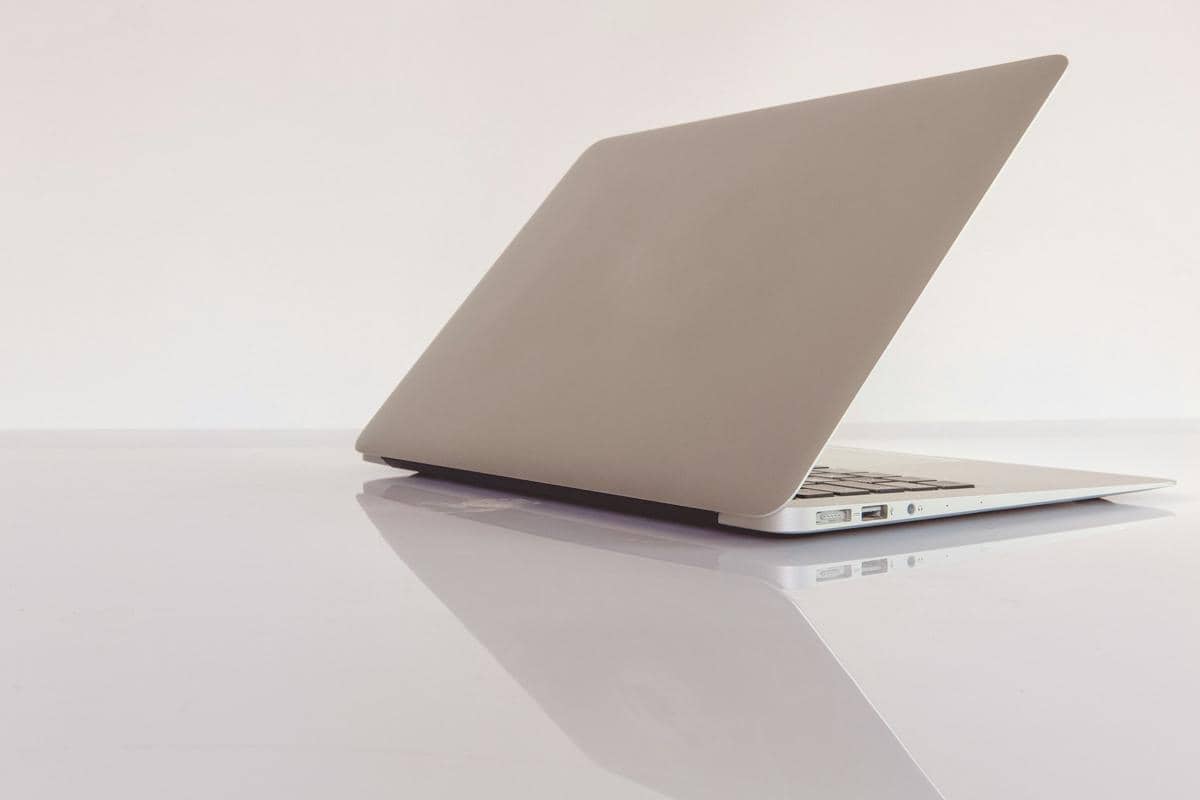 ilustrasi laptop
