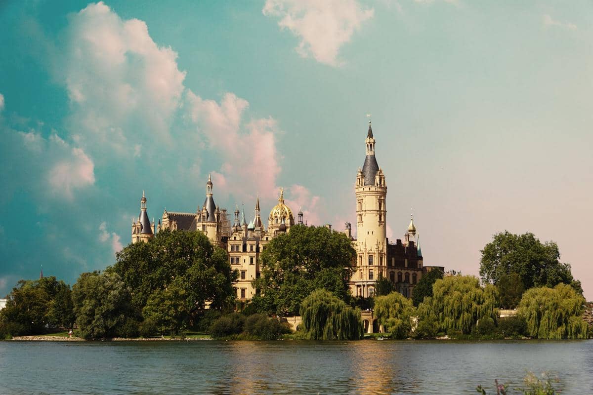 Kastil Schwerin di Jerman berdiri megah di tepi danau, dengan menara-menara berarsitektur romantik di bawah langit cerah.