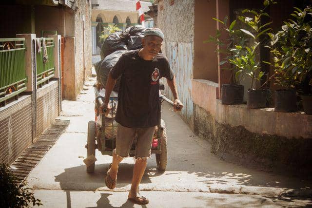 5 Penyair Indonesia yang Membahas Absurdnya Hidup