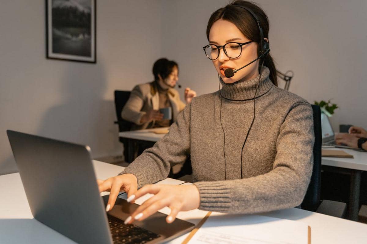 Potret call center memberikan layanan pelanggan