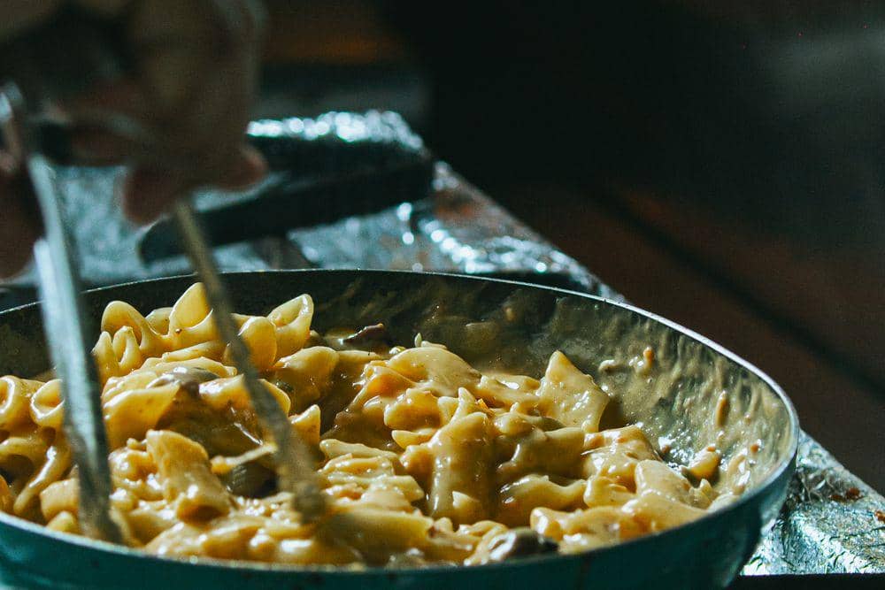 ilustrasi memasak mac and cheese