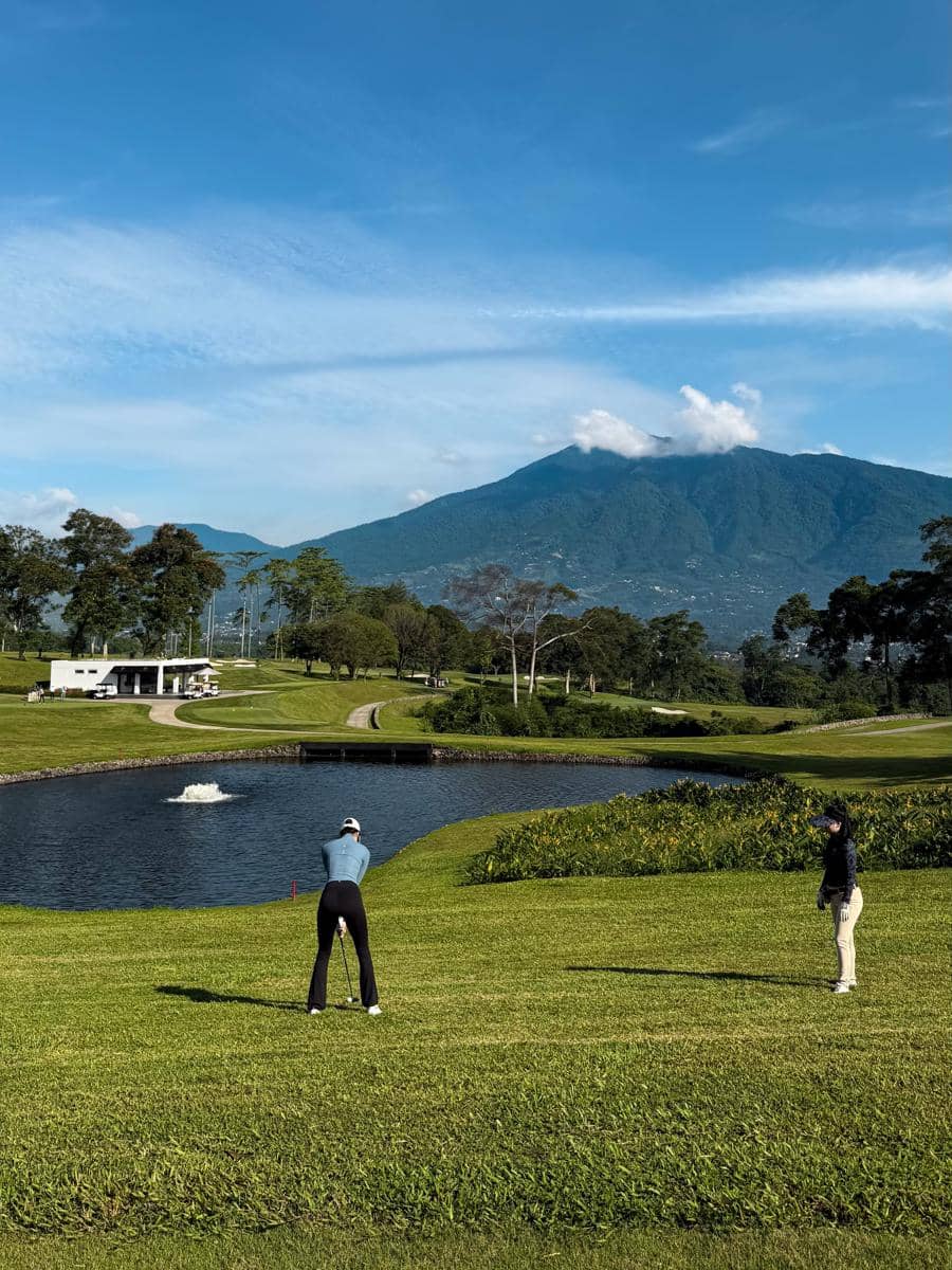 Anya Geraldine main golf di Sukabumi