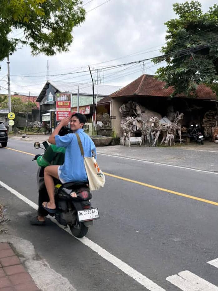 potret Plustor Patnithi liburan di Bali
