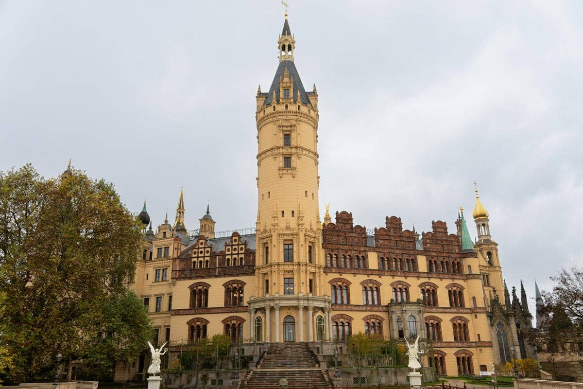 Kastil Schwerin di Jerman dengan arsitektur megah dan menara-menara khas yang menjulang di bawah langit cerah.