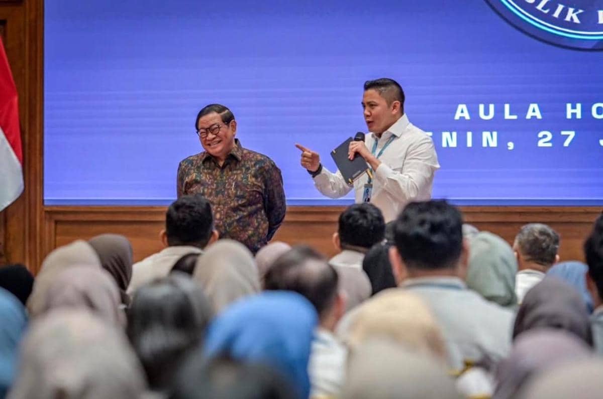 Gubernur DKI Jakarta, Pramono Anung, menemui Sekretaris Kabinet , Teddy Indra Wijaya.