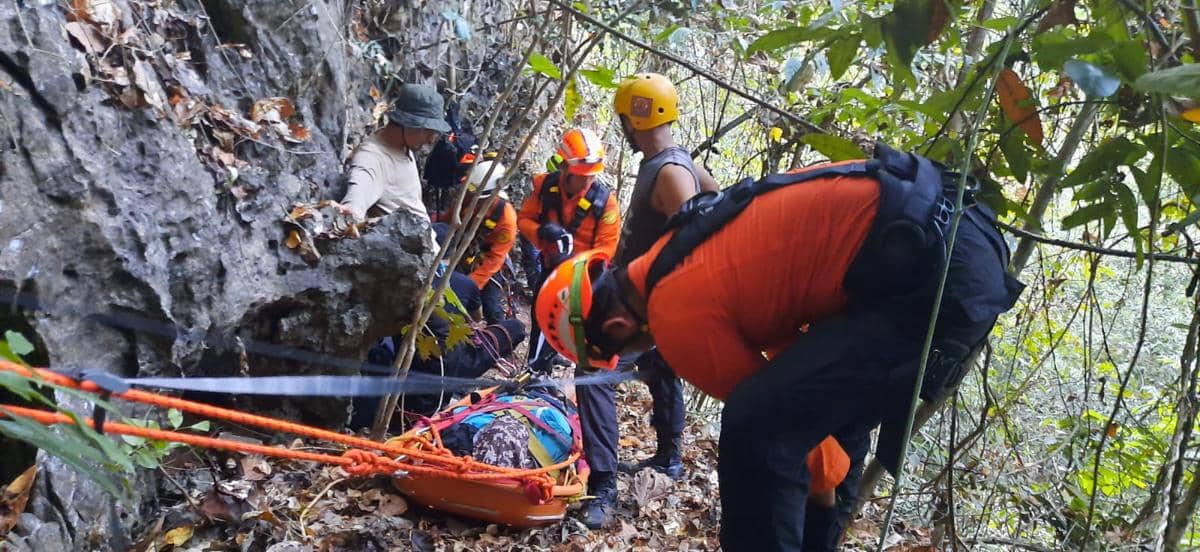 Tim SAR mengevakuasi enam mahasiswa yang mendaki di kawasan Goa Kalibbong Alloa, Desa Belae, Kecamatan Minasatene, Kabupaten Pangkajene dan 