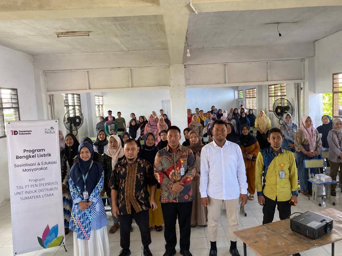 Edukasi soal konversi kendaraan BBM ke listrik yang dilakukan komunitas motor listrik sekolah binaan PLN UID Sumut (dok.PLN)