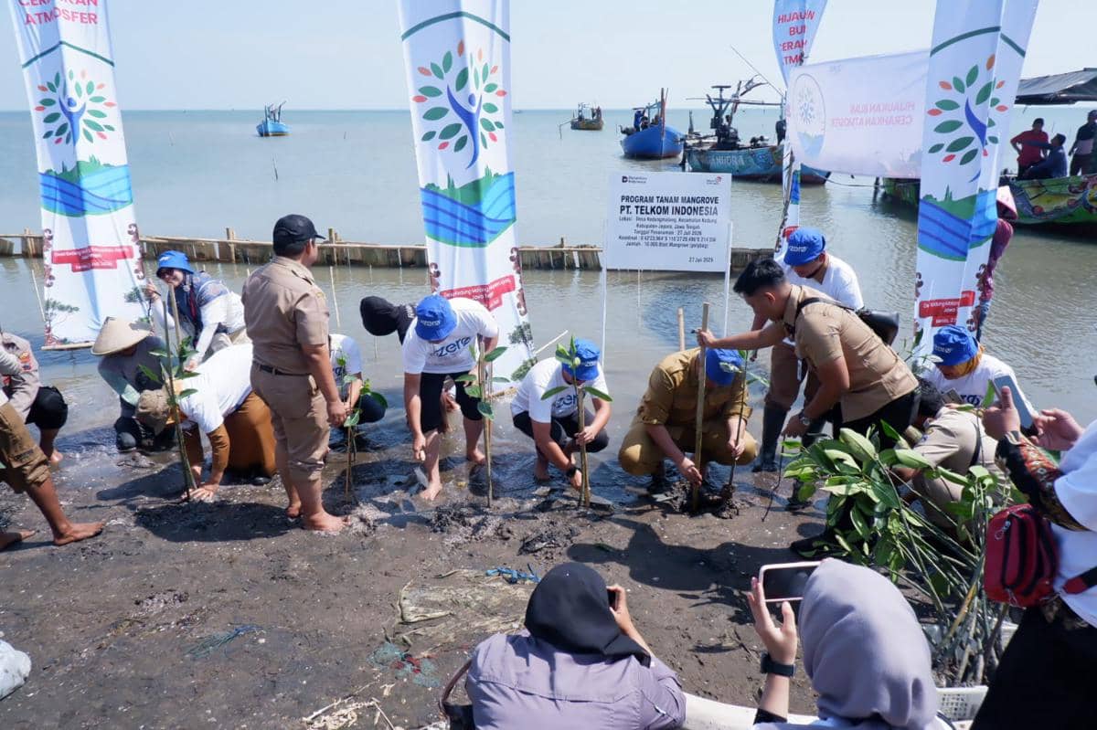 Telkom Merestorasi Garis Pantai Desa Kedungmalang yang Kena Abrasi