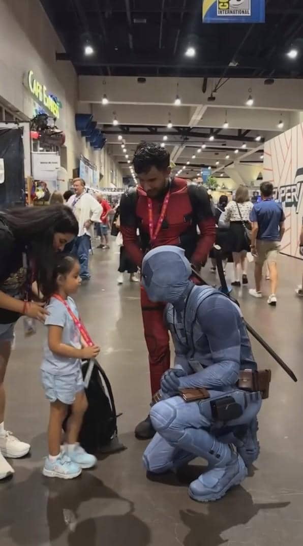 Ryan Reynolds menyamar sebagai Deadpool saat menghadiri San Diego Comic-Con 2026, berdasarkan unggahan Instagram.