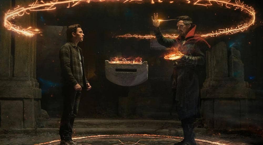 Spider-Man mengenakan kostum merah-biru dalam cuplikan film Spider-Man: No Way Home produksi Marvel Studios.