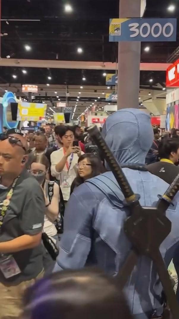 Seorang pria berkostum Deadpool berpose di tengah kerumunan Comic-Con, disebut Ryan Reynolds yang menyamar di SDCC 2026.