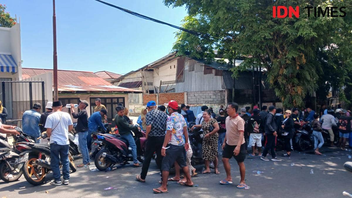 Sejumlah pedagang Pasar Bersehati berdemo di depan Kantor BPKP Sulawesi Utara pada Senin, 27 Juli 2026.