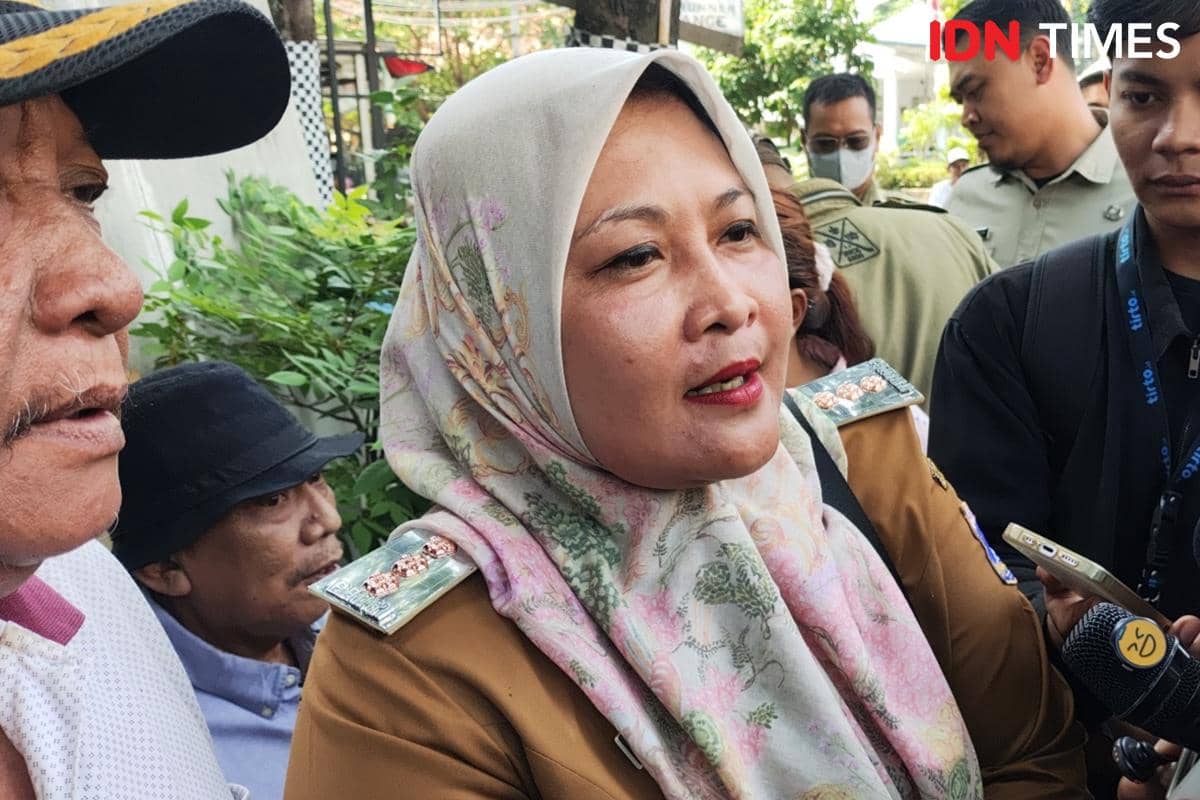 Camat Jamin Ganti Gerobak Nasi Uduk yang Rusak Imbas Bentrok Tambak