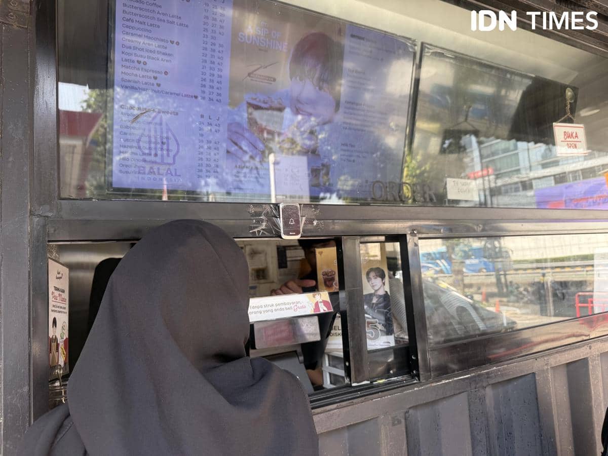 ilustrasi membeli Kopi Kenangan spesial gift set Haechan