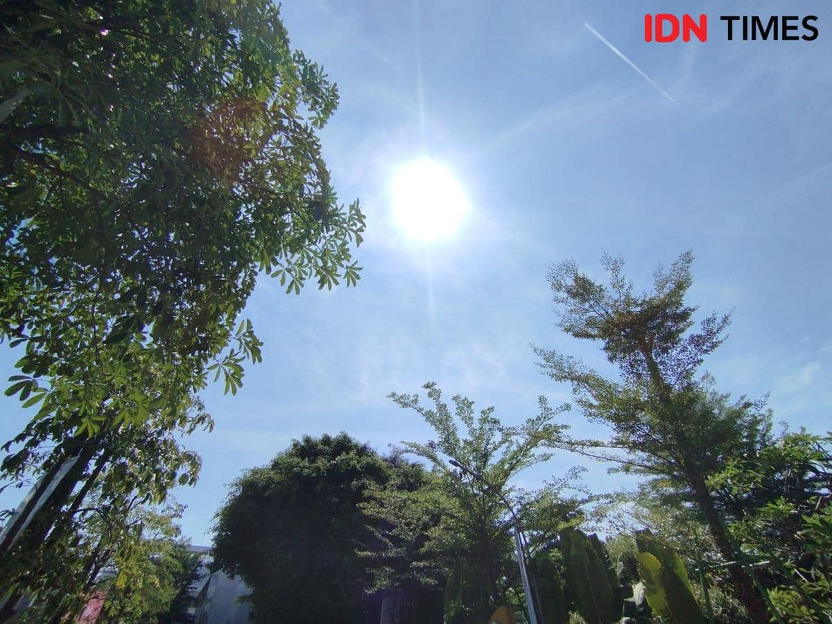 Matahari menyinari Kota Semarang saat siang hari. (IDN Times/Dhana Kencana)