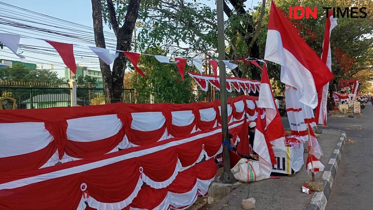 Pedagang menata bendera Merah Putih dan atribut kemerdekaan di lapak pinggir Jalan Urip Sumoharjo, Makassar.