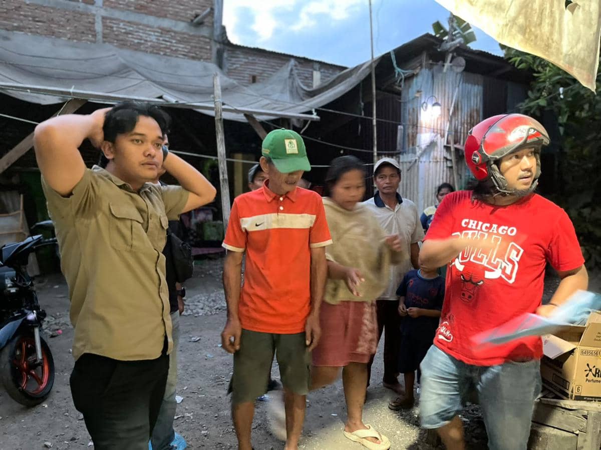 Polisi menangkap SDN (dua dari kiri)), seorang kakek di Gowa yang tega memperkosa ponakan sendiri. Dok. Polresta Gowa
